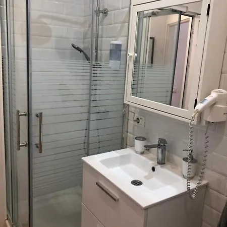 Acogedor A And B - *