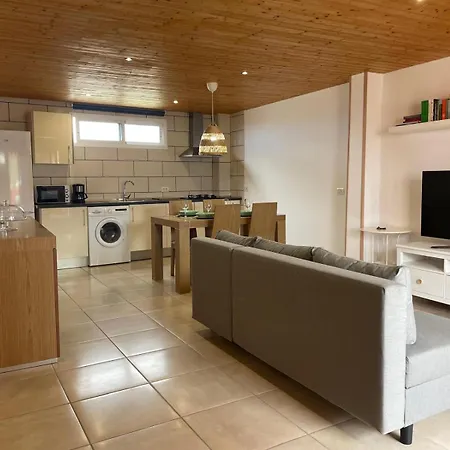 Acogedor A And B - *