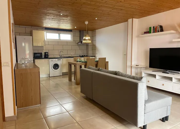 Acogedor A And B - *